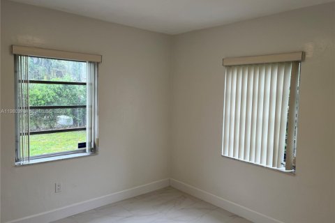 Снять в аренду виллу или дом в Вирджиния-Гарденс, Флорида 3 спальни, 95.32м2, № 2047492 - фото 16