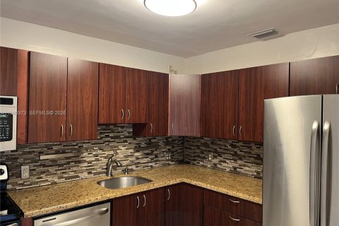 Снять в аренду виллу или дом в Вирджиния-Гарденс, Флорида 3 спальни, 95.32м2, № 2047492 - фото 10