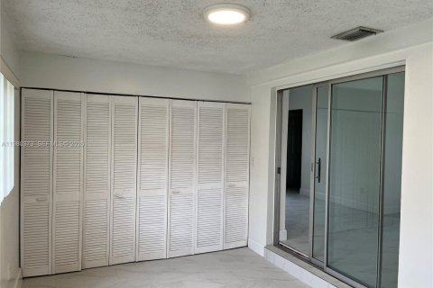 Снять в аренду виллу или дом в Вирджиния-Гарденс, Флорида 3 спальни, 95.32м2, № 2047492 - фото 23