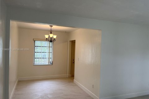 Снять в аренду виллу или дом в Вирджиния-Гарденс, Флорида 3 спальни, 95.32м2, № 2047492 - фото 6