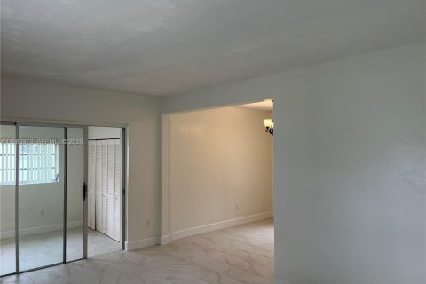 Снять в аренду виллу или дом в Вирджиния-Гарденс, Флорида 3 спальни, 95.32м2, № 2047492 - фото 7