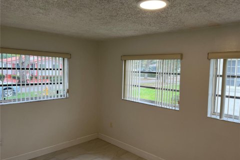 Снять в аренду виллу или дом в Вирджиния-Гарденс, Флорида 3 спальни, 95.32м2, № 2047492 - фото 21