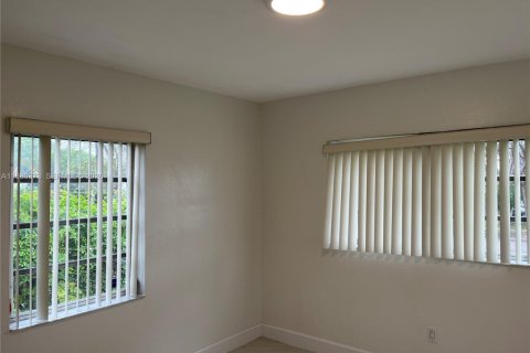 Снять в аренду виллу или дом в Вирджиния-Гарденс, Флорида 3 спальни, 95.32м2, № 2047492 - фото 17