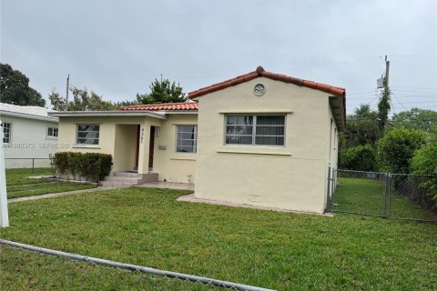 Снять в аренду виллу или дом в Вирджиния-Гарденс, Флорида 3 спальни, 95.32м2, № 2047492 - фото 3