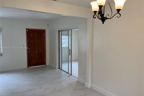 Снять в аренду виллу или дом в Вирджиния-Гарденс, Флорида 3 спальни, 95.32м2, № 2047492 - фото 12