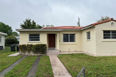 Снять в аренду виллу или дом в Вирджиния-Гарденс, Флорида 3 спальни, 95.32м2, № 2047492 - фото 2