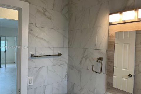 Снять в аренду виллу или дом в Вирджиния-Гарденс, Флорида 3 спальни, 95.32м2, № 2047492 - фото 14