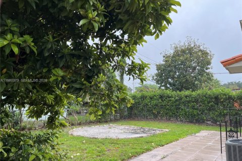 Снять в аренду виллу или дом в Вирджиния-Гарденс, Флорида 3 спальни, 95.32м2, № 2047492 - фото 25