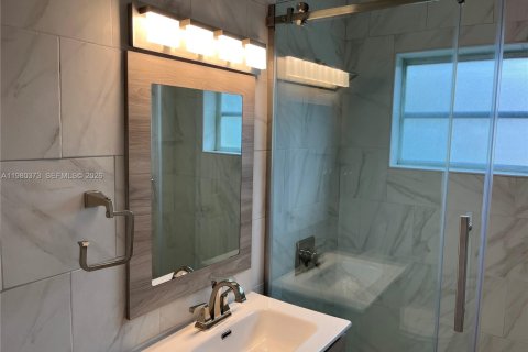 Снять в аренду виллу или дом в Вирджиния-Гарденс, Флорида 3 спальни, 95.32м2, № 2047492 - фото 15