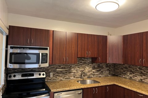 Снять в аренду виллу или дом в Вирджиния-Гарденс, Флорида 3 спальни, 95.32м2, № 2047492 - фото 9