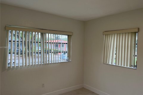 Снять в аренду виллу или дом в Вирджиния-Гарденс, Флорида 3 спальни, 95.32м2, № 2047492 - фото 19
