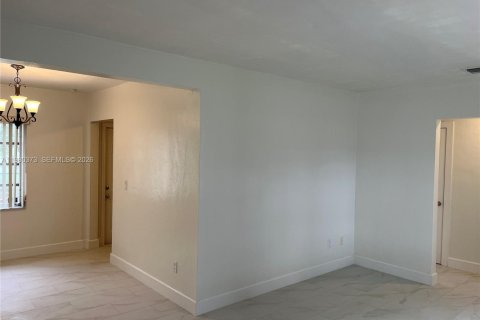 Снять в аренду виллу или дом в Вирджиния-Гарденс, Флорида 3 спальни, 95.32м2, № 2047492 - фото 5