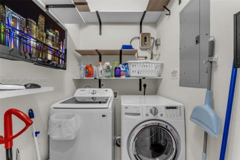 House in Key Largo, Florida 4 bedrooms, 160.72 sq.m. № 2043106 - photo 16