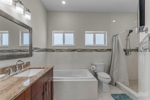 House in Key Largo, Florida 4 bedrooms, 160.72 sq.m. № 2043106 - photo 20