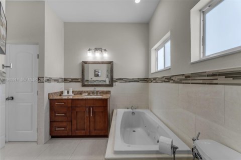 House in Key Largo, Florida 4 bedrooms, 160.72 sq.m. № 2043106 - photo 22