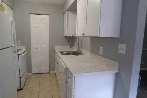 Appartement à louer à Gainesville, Floride: 2 chambres, 225.75 m2 № 2377955 - photo 4