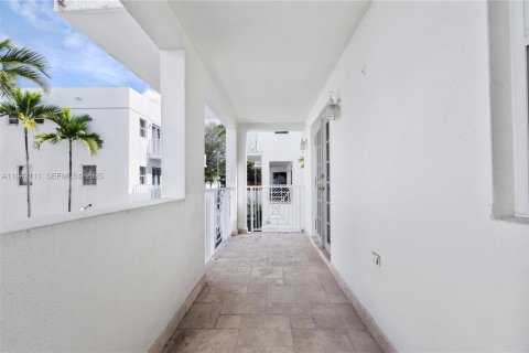 Condo in Miami, Florida, 3 bedrooms  № 1991614 - photo 17