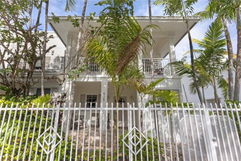 Condo in Miami, Florida, 3 bedrooms  № 1991614 - photo 1