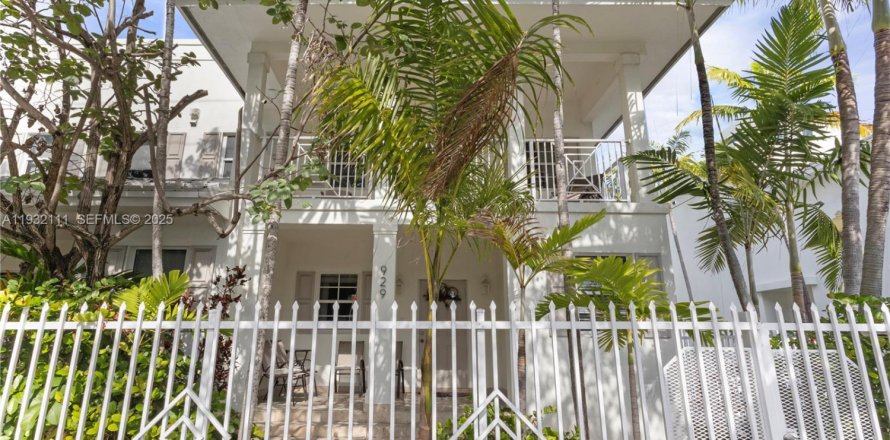 Condo in Miami, Florida, 3 bedrooms  № 1991614