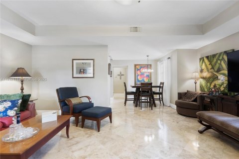 Condo in Miami, Florida, 3 bedrooms  № 1991614 - photo 7