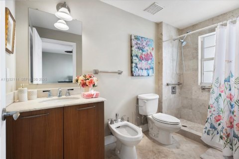 Condo in Miami, Florida, 3 bedrooms  № 1991614 - photo 16