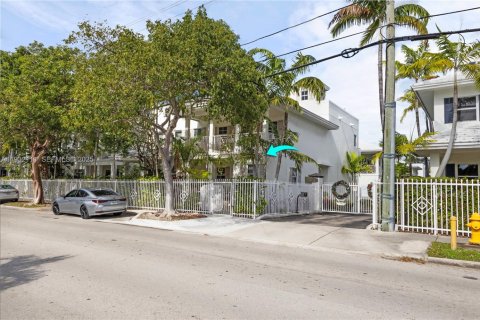 Condo in Miami, Florida, 3 bedrooms  № 1991614 - photo 2
