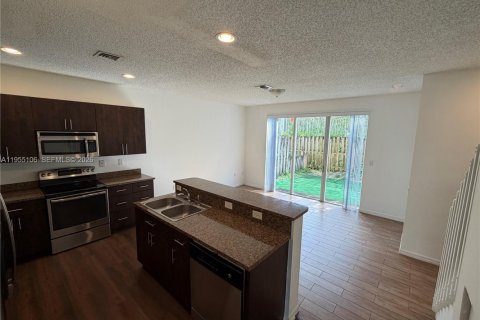 Townhouse in Homestead, Florida 3 bedrooms, 147.16 sq.m. № 2009946 - photo 16