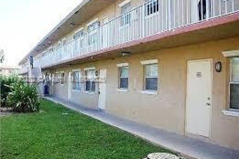 Condominio en venta en Oakland Park, Florida, 2 dormitorios, 54.81 m2 № 1937544 - foto 1