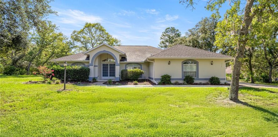 House in Inverness, Florida 3 bedrooms, 193.24 sq.m. № 1838111