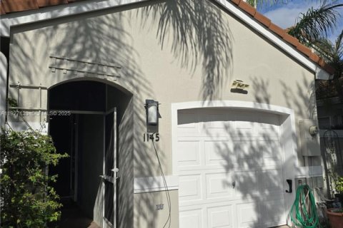 Снять в аренду таунхаус в Холливуд, Флорида 3 спальни, 162.39м2, № 1986192 - фото 1