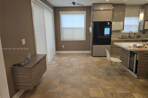 Снять в аренду таунхаус в Холливуд, Флорида 3 спальни, 162.39м2, № 1986192 - фото 6