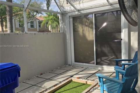 Снять в аренду таунхаус в Холливуд, Флорида 3 спальни, 162.39м2, № 1986192 - фото 2