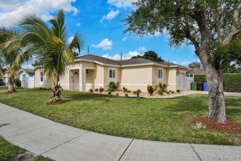 Villa ou maison à louer à Fort Lauderdale, Floride: 4 chambres, 137.4 m2 № 2191793 - photo 2