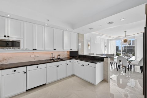 Condo in Aventura, Florida, 2 bedrooms  № 1924511 - photo 16