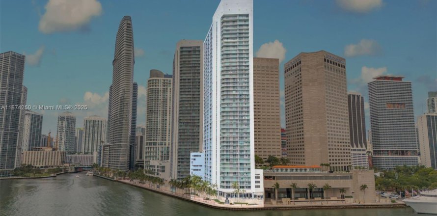 Condominio en Miami, Florida, 1 dormitorio  № 1980370