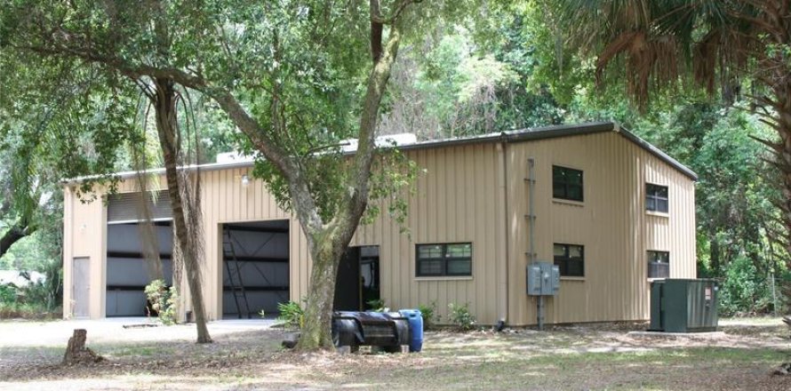 Commercial property in Crescent City, Florida № 1108416