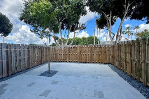 Townhouse in Homestead, Florida 3 bedrooms, 137.77 sq.m. № 1587807 - photo 19