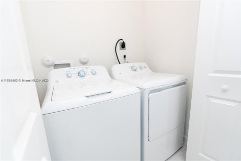Townhouse in Homestead, Florida 3 bedrooms, 137.77 sq.m. № 1587807 - photo 9