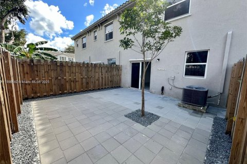 Townhouse in Homestead, Florida 3 bedrooms, 137.77 sq.m. № 1587807 - photo 20