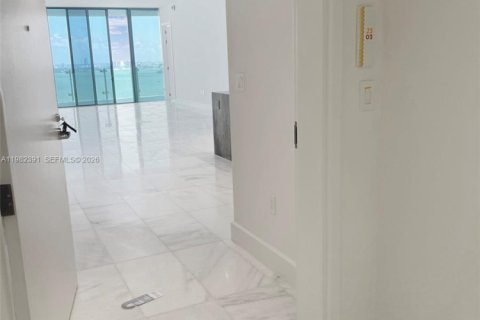 Apartamento en alquiler en Miami, Florida, 2 dormitorios, 177.44 m2 № 2045181 - foto 2