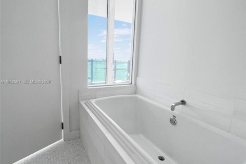 Apartamento en alquiler en Miami, Florida, 2 dormitorios, 177.44 m2 № 2045181 - foto 9