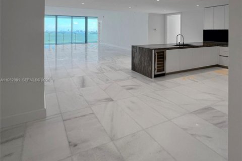 Apartamento en alquiler en Miami, Florida, 2 dormitorios, 177.44 m2 № 2045181 - foto 3