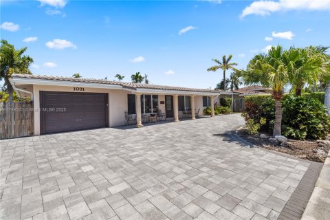 House in Deerfield Beach, Florida 3 bedrooms, 124.86 sq.m. № 1645534 - photo 1