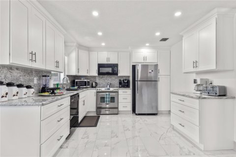House in Deerfield Beach, Florida 3 bedrooms, 124.86 sq.m. № 1645534 - photo 6