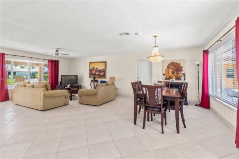 House in Deerfield Beach, Florida 3 bedrooms, 124.86 sq.m. № 1645534 - photo 3