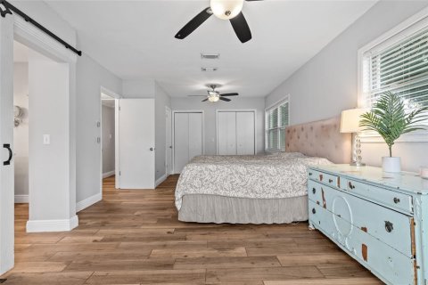 House in Saint Petersburg, Florida 3 bedrooms, 151.24 sq.m. № 2410431 - photo 22