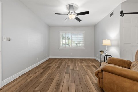 House in Saint Petersburg, Florida 3 bedrooms, 151.24 sq.m. № 2410431 - photo 18