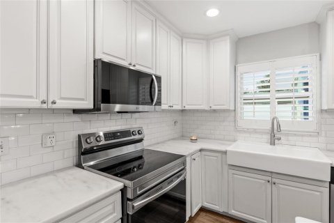 House in Saint Petersburg, Florida 3 bedrooms, 151.24 sq.m. № 2410431 - photo 13