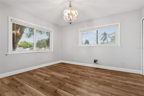 House in Saint Petersburg, Florida 3 bedrooms, 151.24 sq.m. № 2410431 - photo 28