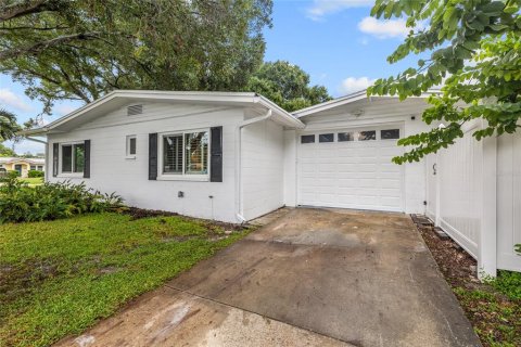 House in Saint Petersburg, Florida 3 bedrooms, 151.24 sq.m. № 2410431 - photo 6